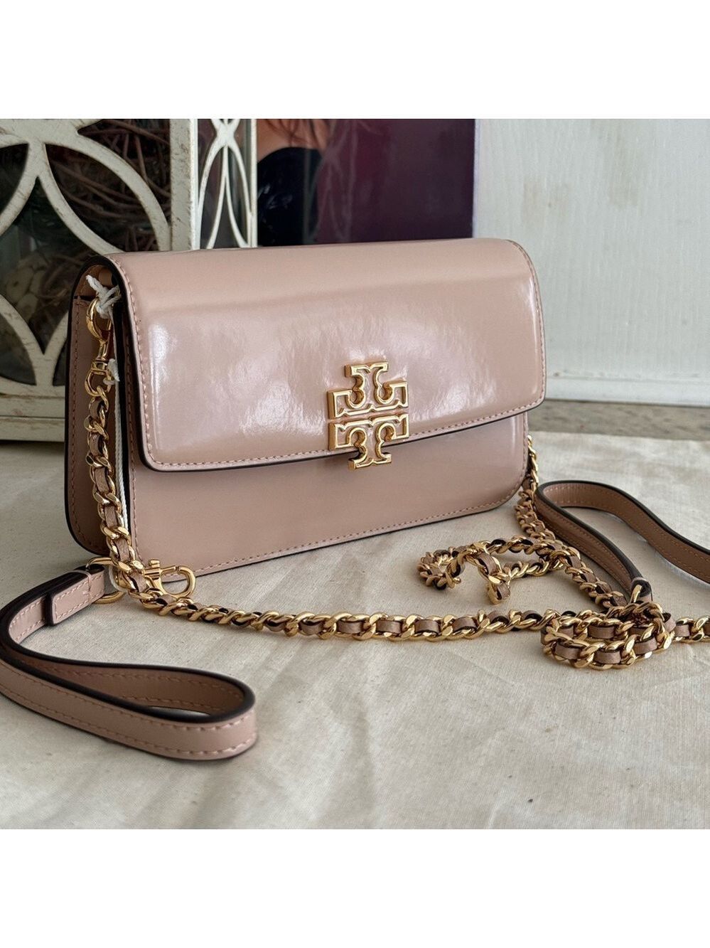New TORY BURCH BRITTEN PATENT CHAIN WALLET W. WRISTLET Devon Sand